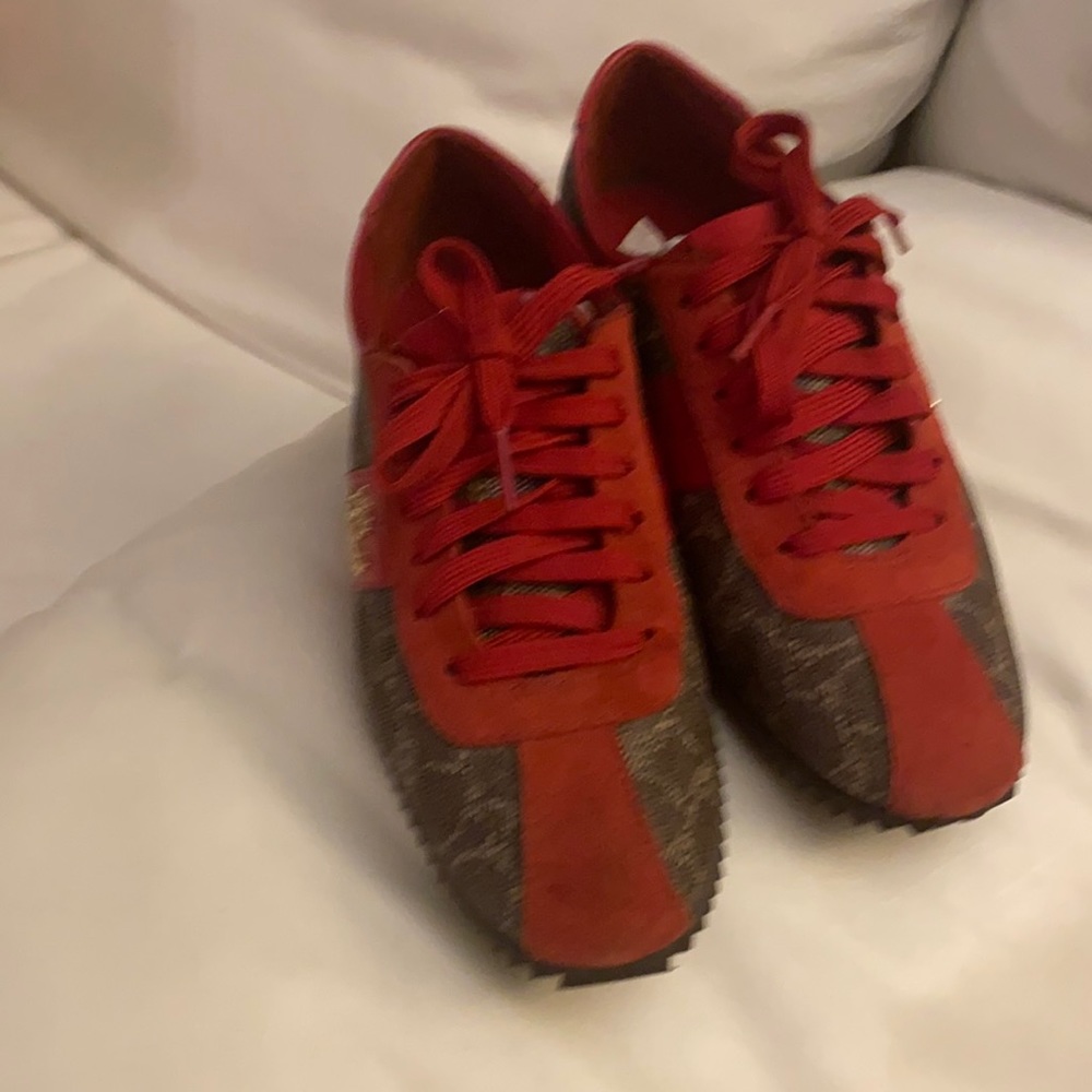 Black/true red women sneakers